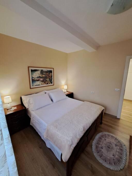 Quiet, Cozy, Luminous Apartment Tirana Exterior photo